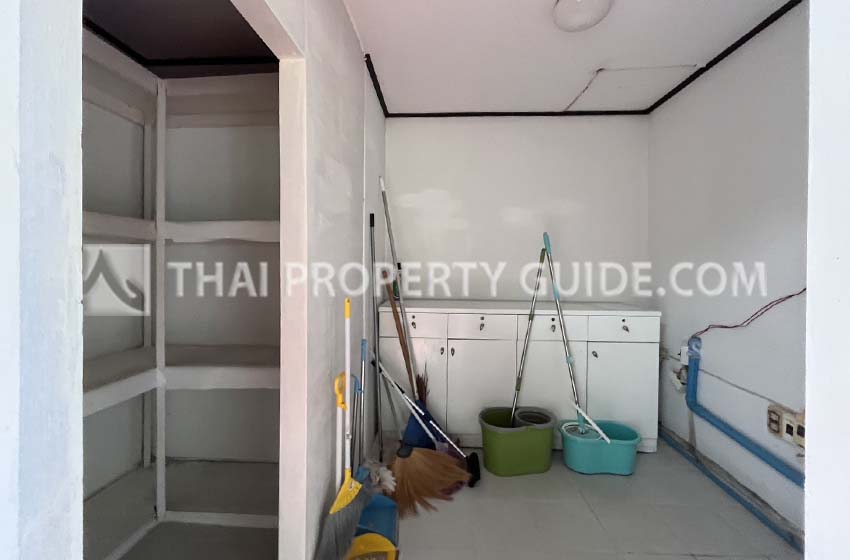 House with Shared Pool in Srinakarin 